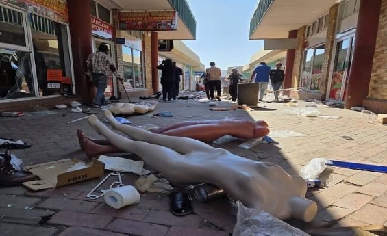 SOUTH AFRICANS LOOT SHOPS OWNED BY FOREIGNERS